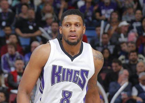 天空体育：伊萨克已经完成体检，并返回利物浦训练基地